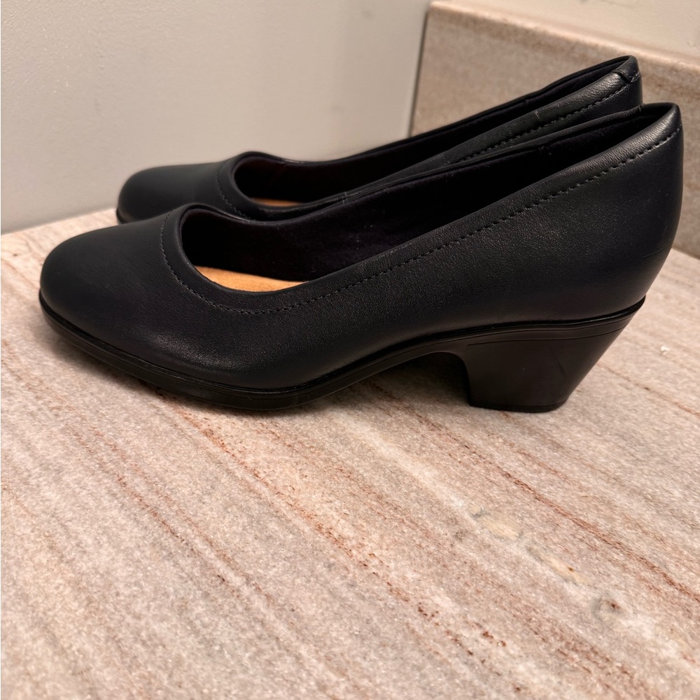 Clarks Women's Emily 2 Ruby Pump Navy Leather Size 7W NWOB